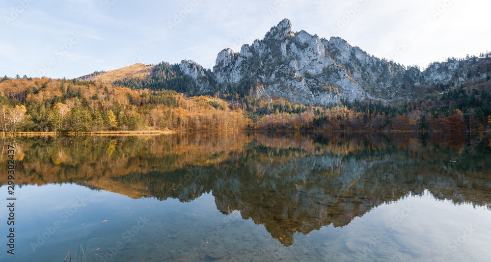 Obraz premium Stunning view of the Katzenstein reflecting in the crystal clear water of the Laudachsee near Gmunden, OÖ, Austria