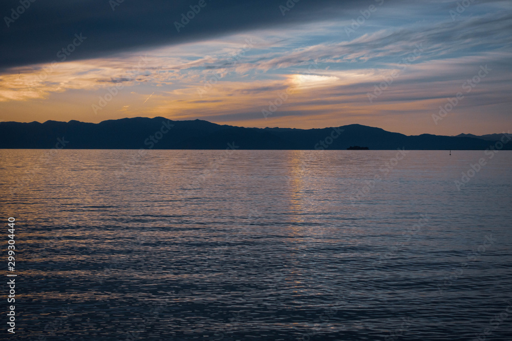 琵琶湖と空に出た幻日です