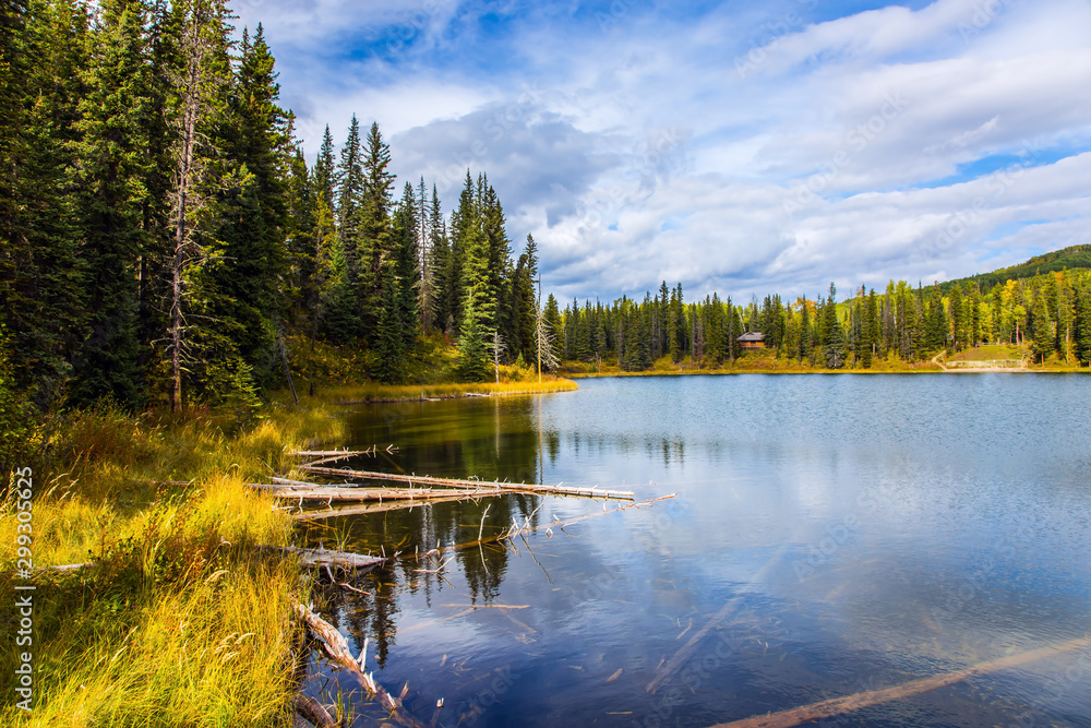 Fototapeta premium Smooth water reflects the cloudy sky