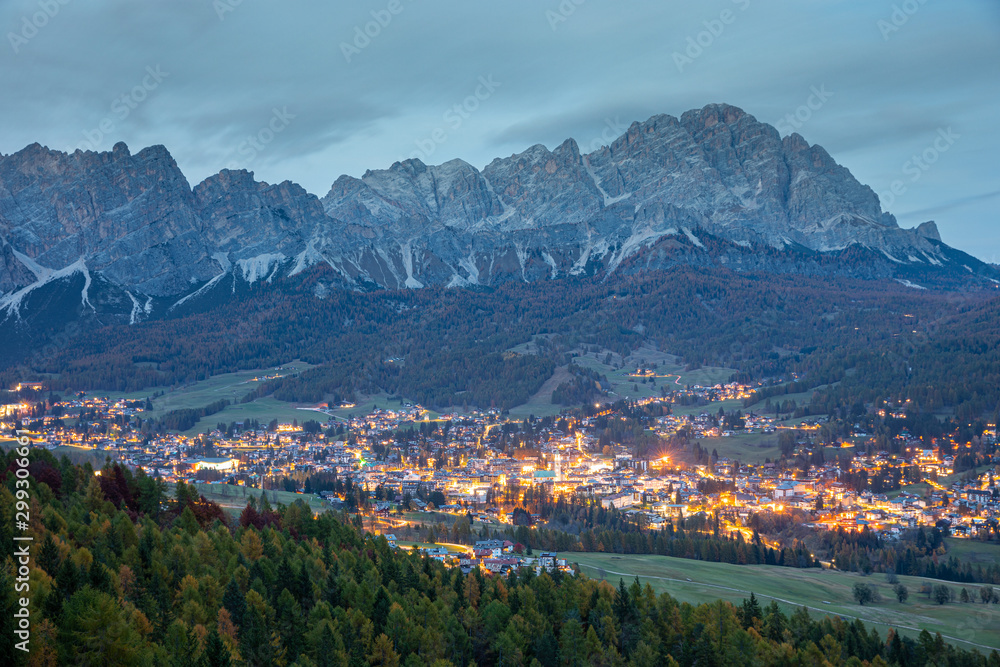 La ville de Cortina d'Ampezzo dans les Dolomites, Italie.