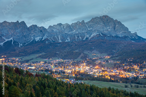 La ville de Cortina d'Ampezzo dans les Dolomites, Italie.