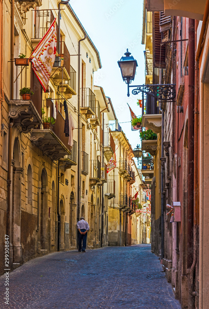 Fototapeta premium Sulmona (Abruzja, Włochy) - artystyczne miasto w prowincji L'Aquila, w sercu regionu Abruzzo, w Parku Narodowym Majella, słynącym z produkcji comfitów. Tutaj historyczne centrum.
