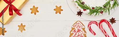 Fototapeta Naklejka Na Ścianę i Meble -  top view of christmas pie, cookies and gift box on white wooden table