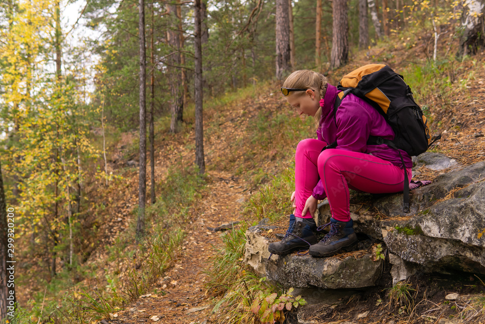woman trekker injured her ankle woman trekker injured her ankle