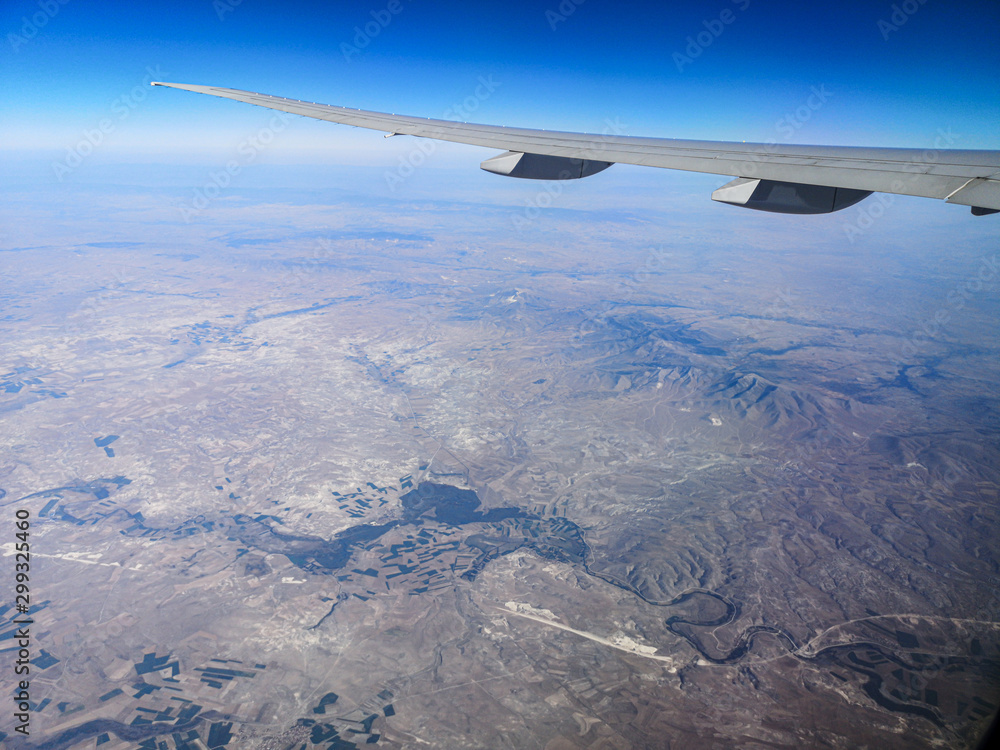 Obraz premium Airplane wing in flight