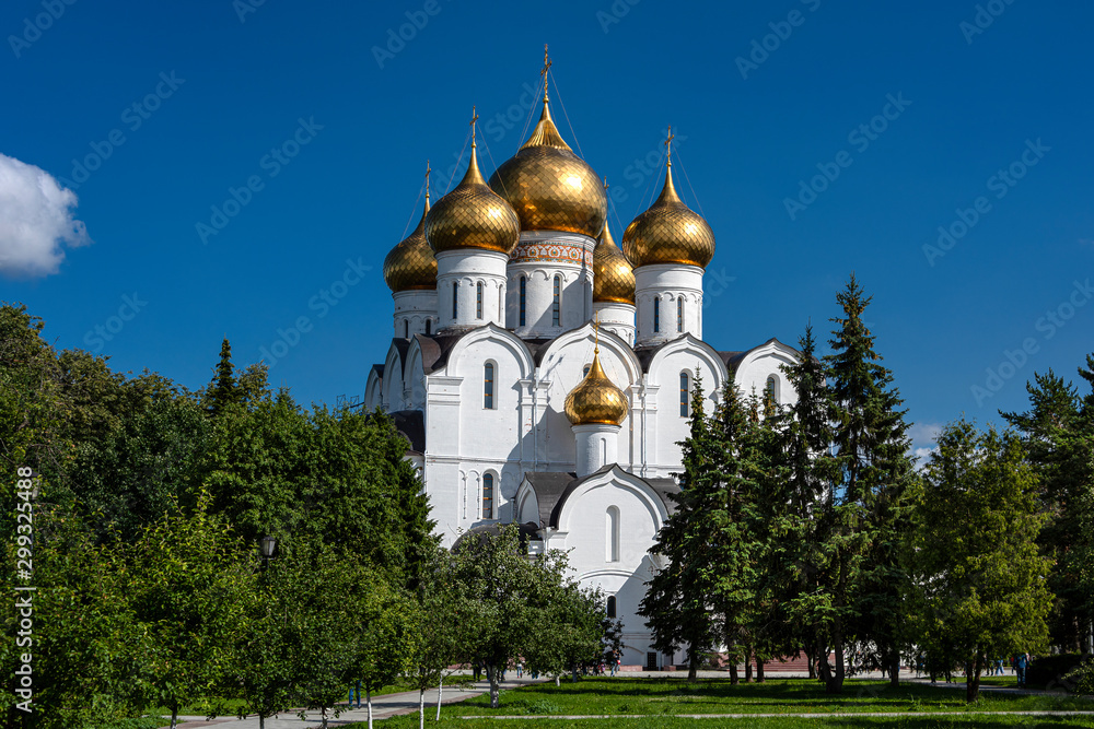 Russia, Golden Ring, Yaroslavl: Famous old onion domed Virgin Mary Ascension Church Cathedral (Maria-Entschlafens-Kathedrale) in the city center of the Russian town with public park and blue sky.