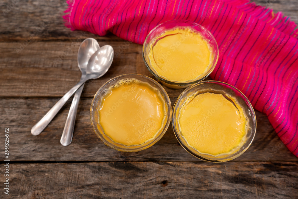 Naklejka premium Vanilla flan dessert on wooden background