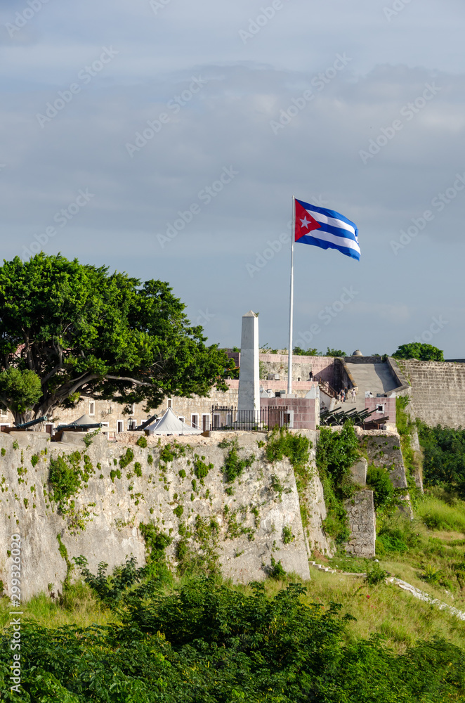 キューバハバナ　カバーニャ要塞とキューバ国旗