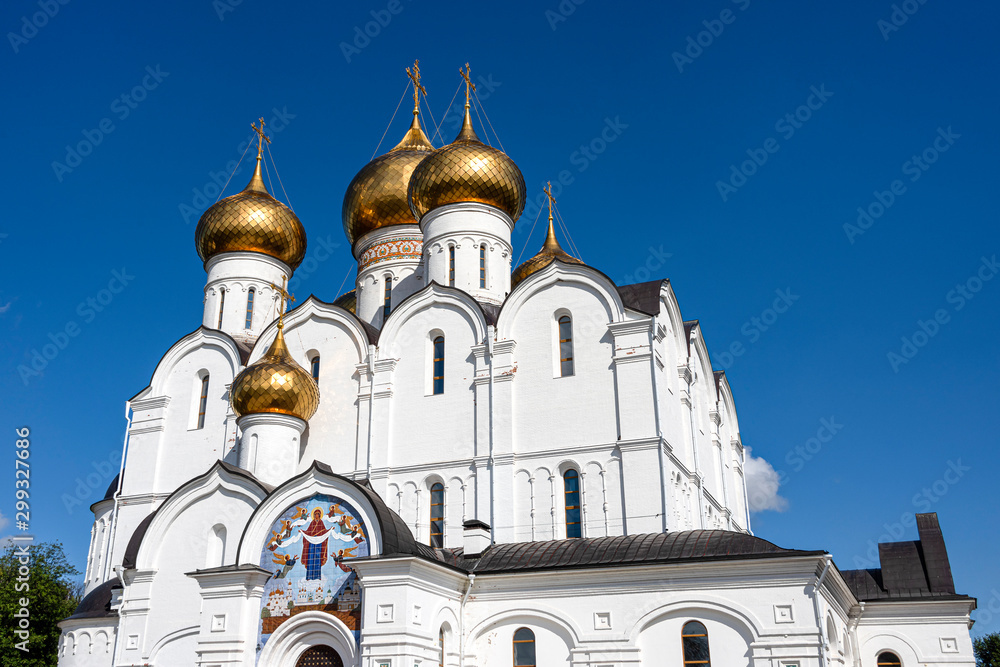 Russia, Golden Ring, Yaroslavl: Famous old onion domed Virgin Mary Ascension Church Cathedral (Maria-Entschlafens-Kathedrale) from below in the center of the Russian town with blue sky.