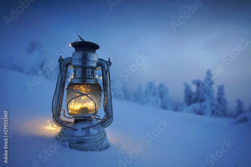 leuchtende Laterne im Winterwald © Jenny Sturm