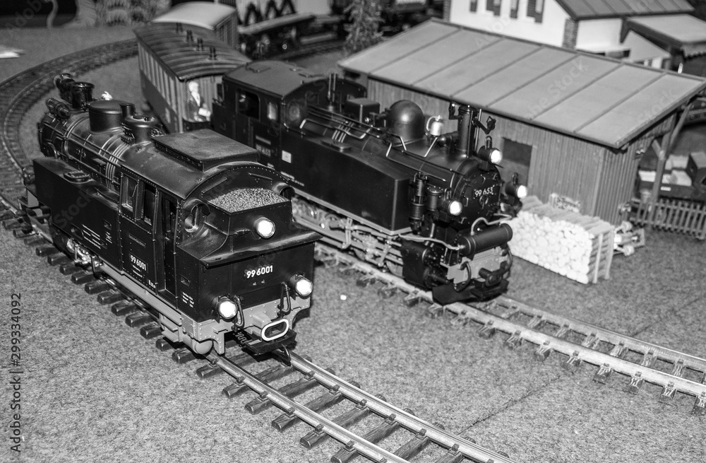 2 Dampflokomotiven der Baureihe 99 begegnen sich in schwarz-weiß