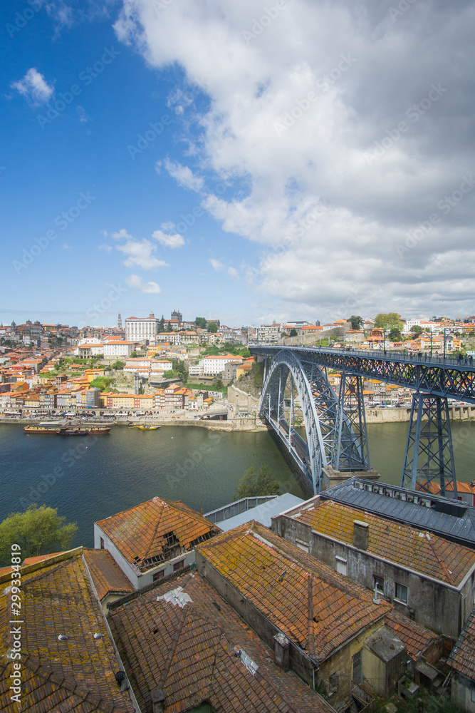 Obraz premium the iconic Luís I bridge in Porto city center that built over the Douro river. this beautiful bridge made by Eiffel company in the 19th century. 