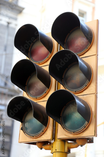 Traffic light to regulate traffic flow © Antonio Nardelli