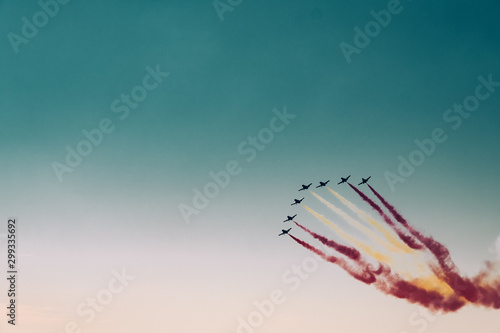 Niedrige Perspektivee von Flugzeugen gegen klaren Himmel photo