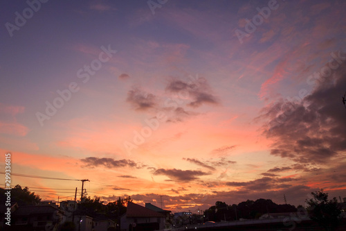 夕方の空を見上げる