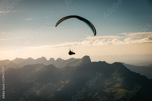 Person Paragliding im blauen Himmel gegen die Sonne