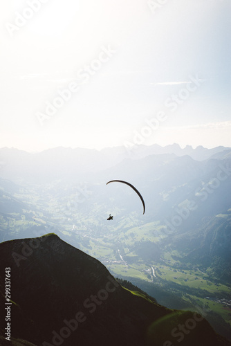 Person Paragliding im blauen Himmel gegen die Sonne