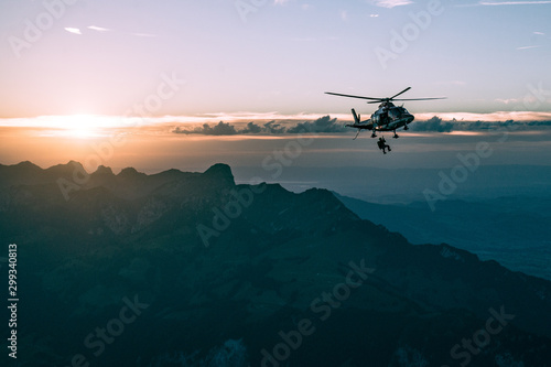 Hubschrauber  der   ber Landschaft gegen den Himmel in den Sonnenuntergang fliegt