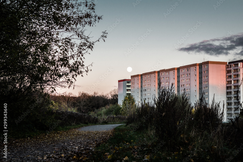 Mondschein über Neubau-Gebäuden Mondschein über Neubau-Gebäuden