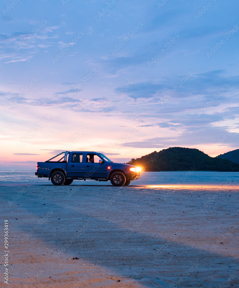 4x4 sur la plage de Langkawi en Malaisie au coucher du soleil