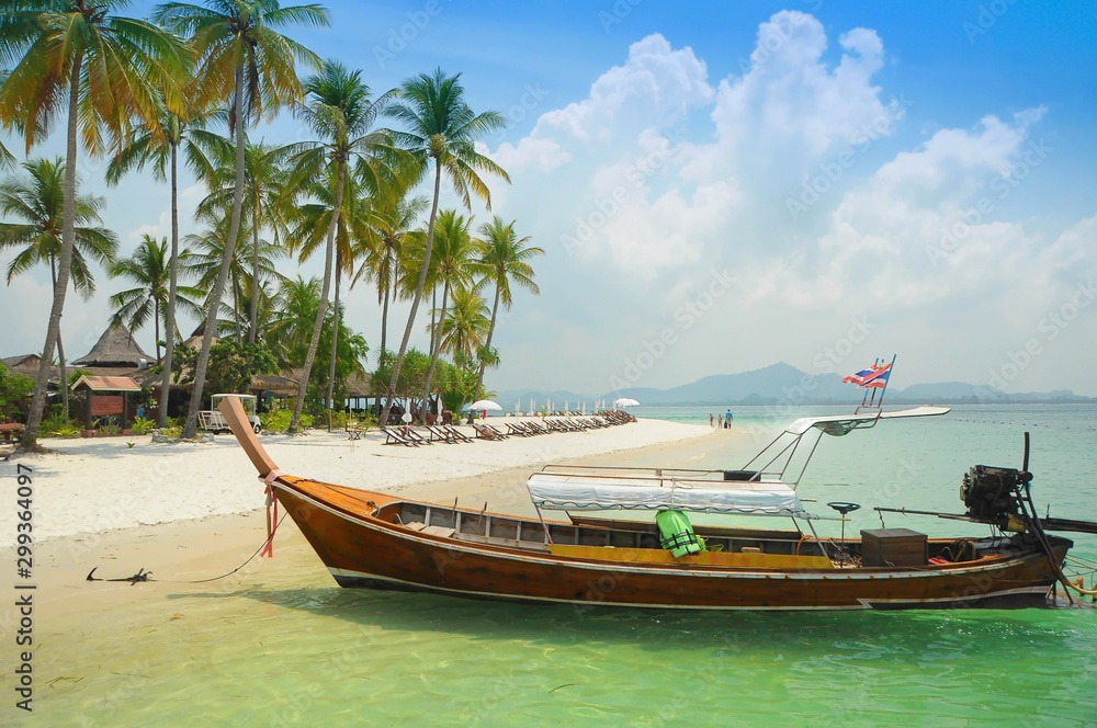 Fototapeta premium Tropikalna wyspa Azji. Piękne morze. Plaża na Phuket. Plaża Pattaya. Tajlandia Piękne plaże latem Tajlandii Podróż morska latem Podróż letnią plażą