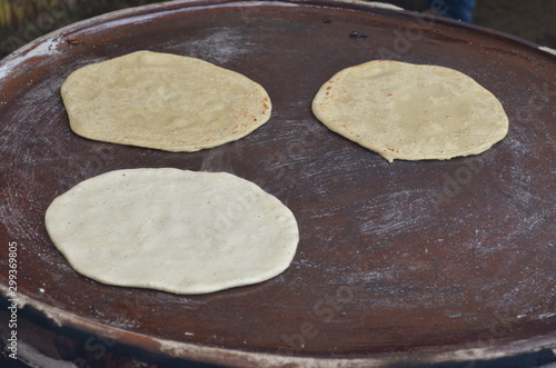 Tortillas en comal de barro