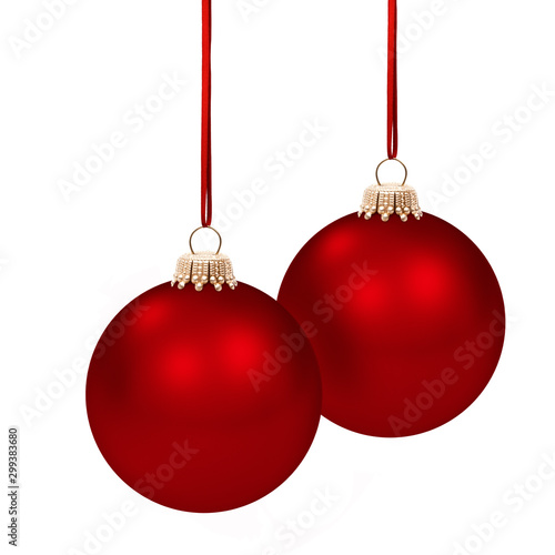 Glänzend Rote Weihnachtskugel am Band isoliert auf weissem Hintergrund