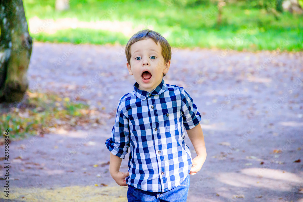 Φωτογραφία Portrait of a boy in a shirt on the street