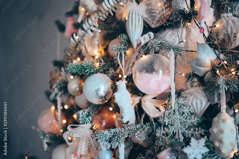 Obraz premium Details of a Christmas decorated tree in soft pink and turquoise colors. New Year and Christmas concept. Festive postcard
