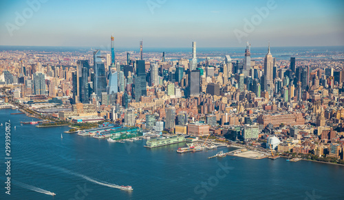 Widok z lotu ptaka na panoramę Nowego Jorku z helikoptera.
