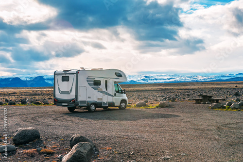 Fotografia comfortable camper stands in Iceland
