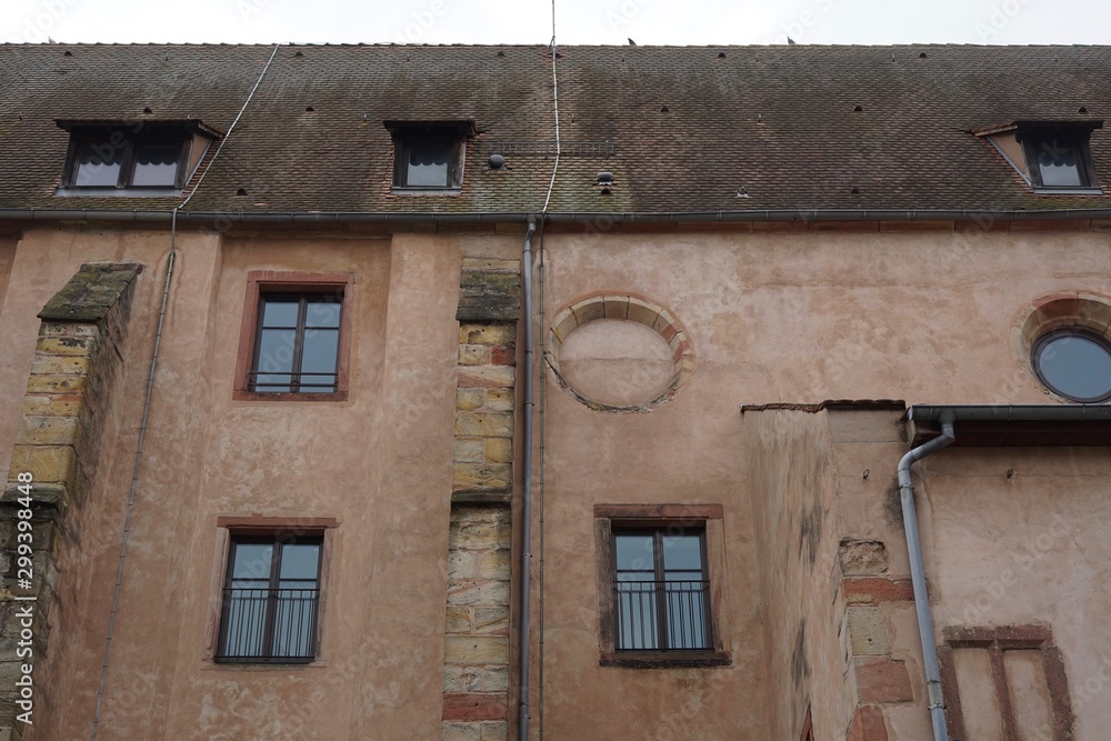 Naklejka premium Ausschnitt der Fassade einer ehemaligen Kirche in Wissembourg
