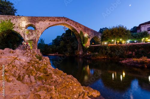 Puente romano de Cangas de Onís sobre el rio Sella (Asturias)