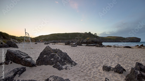 Atardecer en una playa de arena blanca en el norte de España