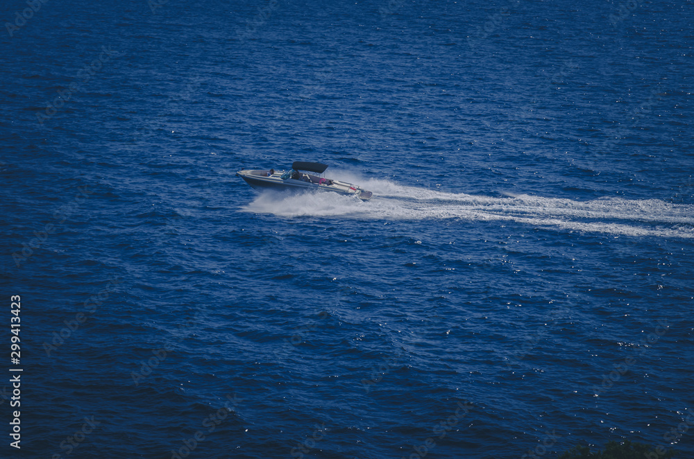 Naklejka premium boat on the sea