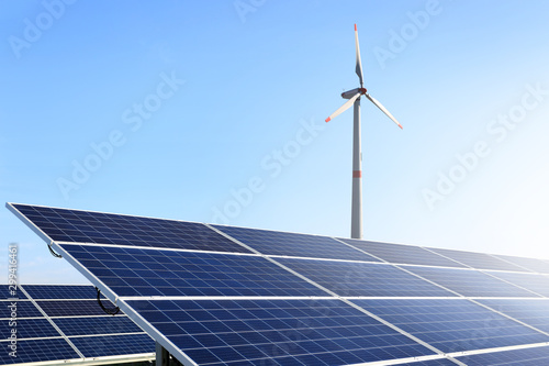Panel słoneczny, fotowoltaiczny i turbina wiatrowa, wiatrak.