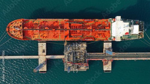 Fotografia Aerial drone top view photo of industrial LPG gas and fuel container tanker dock
