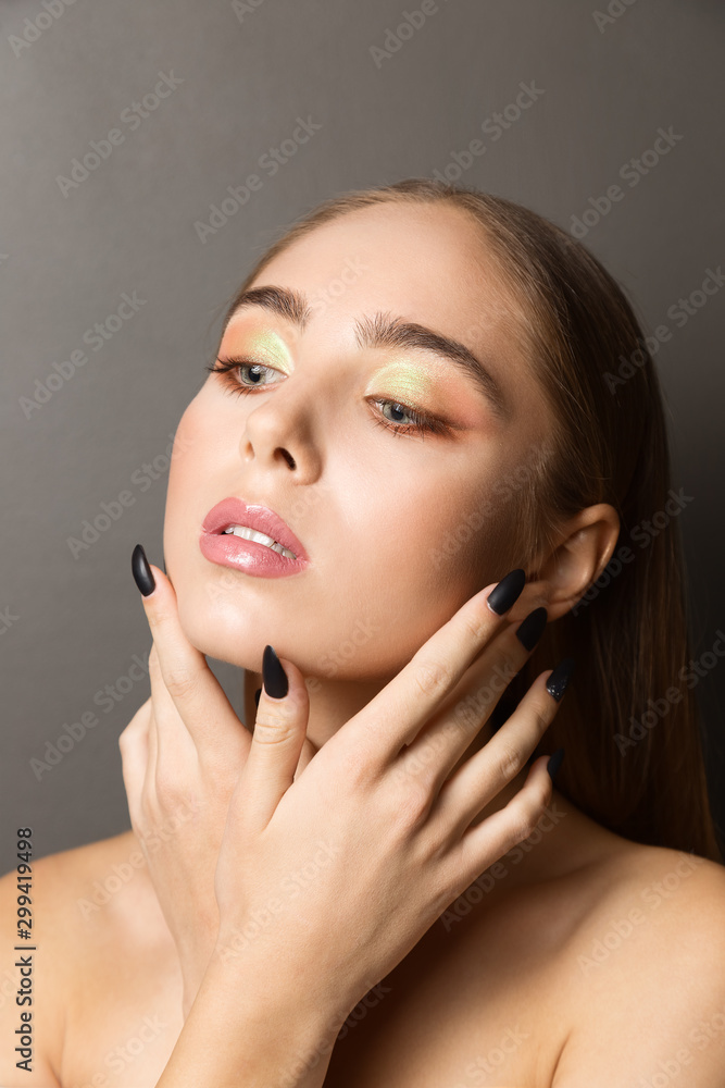 Sexy beauty face. Glamour portrait of beautiful woman model with evening makeup. Fashion shiny highlighter on skin, sexy gloss lips make-up and perfect eyebrows.