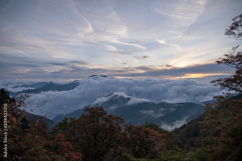 Obraz premium 朝焼けの宇山と雲海