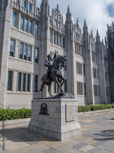 Aberdeen / Szkocja - 29 sierpień 2019: Król Robert the Bruce przed Marischal College