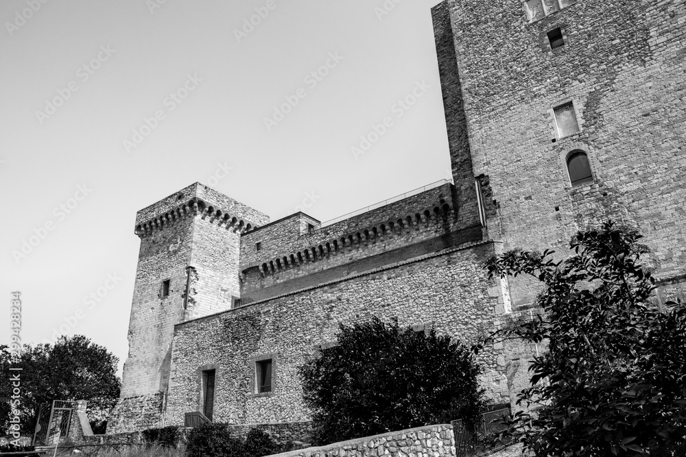 Il castello medievale dell'antico borgo di Narni. Umbria, Terni, Italia. I muri di pietra e le torri della fortezza. Il castello medievale dell'antico borgo di Narni. Umbria, Terni, Italia. I muri di pietra e le torri della fortezza.