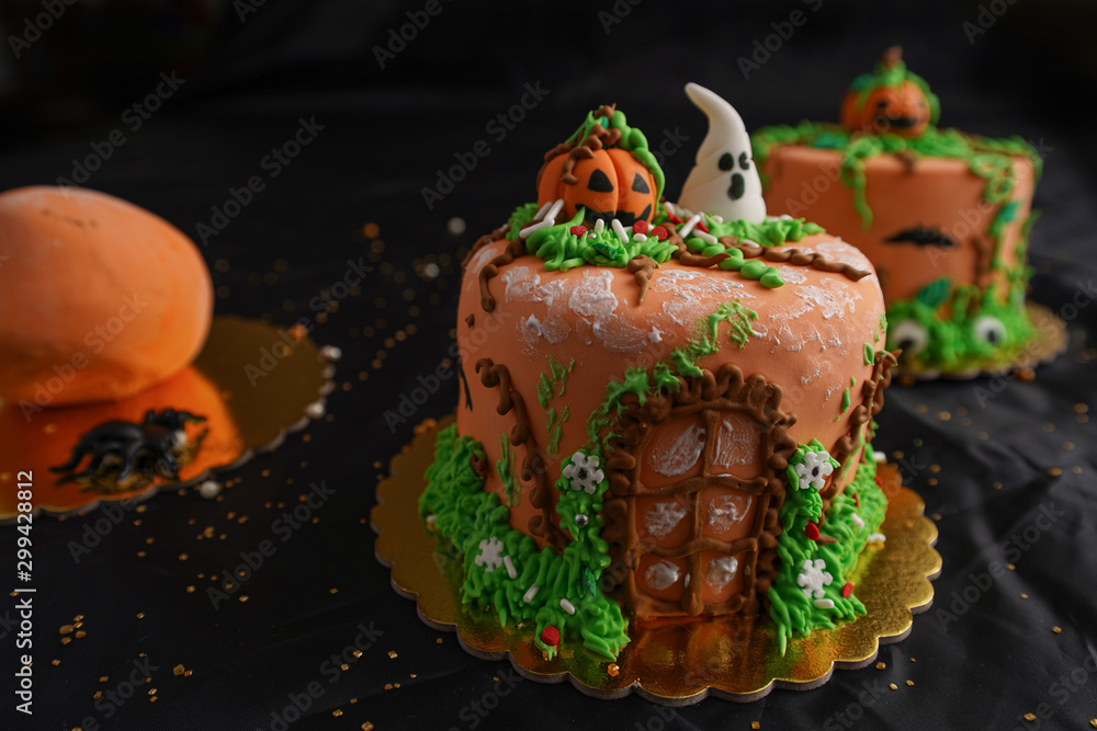  Cakes with Hallowen Party Decorations, made with orange fondant in a dark background, design has spiders, pumpkins, ghosts, grass