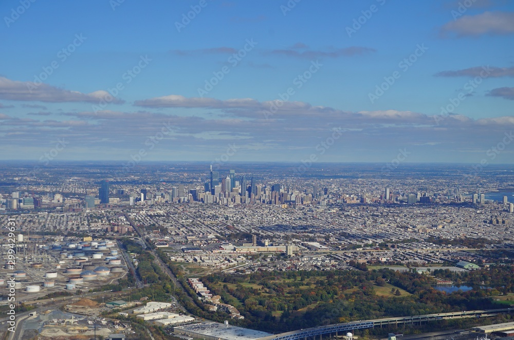Obraz premium Aerial view of the skyline of the city of Philadelphia and the surrounding areas in Pennsylvania, United States