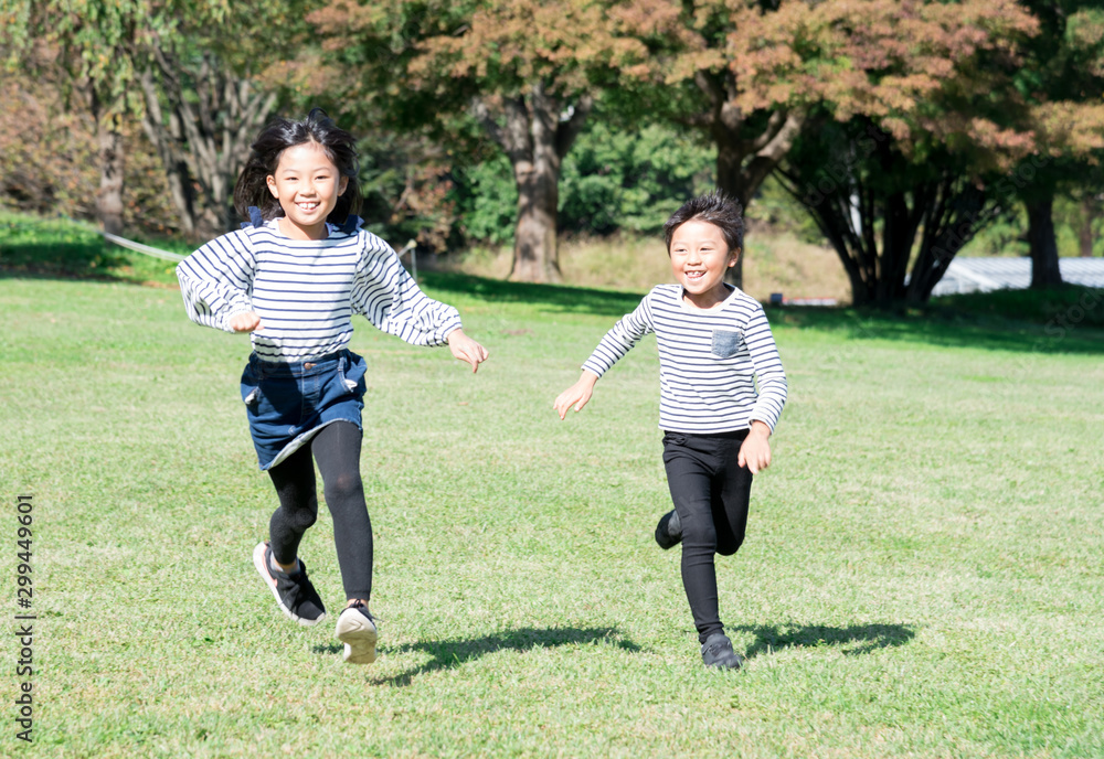 笑顔で走る子供 Stock Photo Adobe Stock
