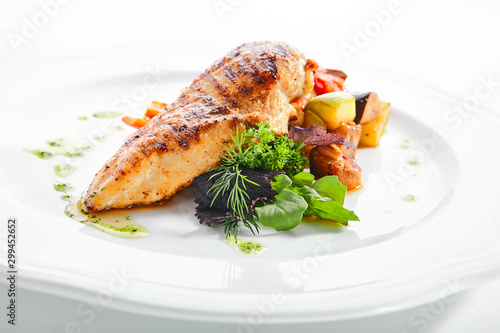 Fotografie Macro Shot of Grilled Chicken Fillet with Side Dish of Baked Vegetables