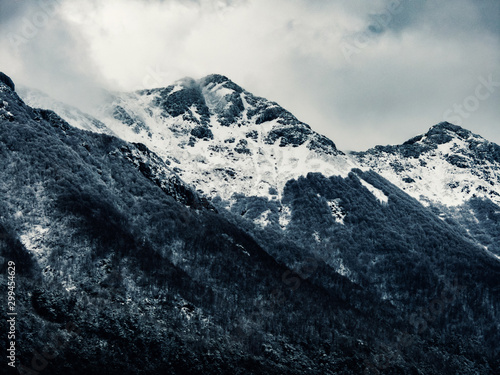 Moody winter mountains © Felipe