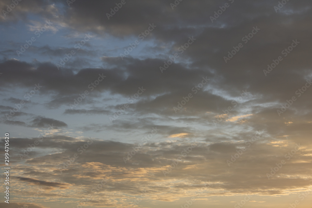 Obraz premium Beautiful evening clouds during the sunset
