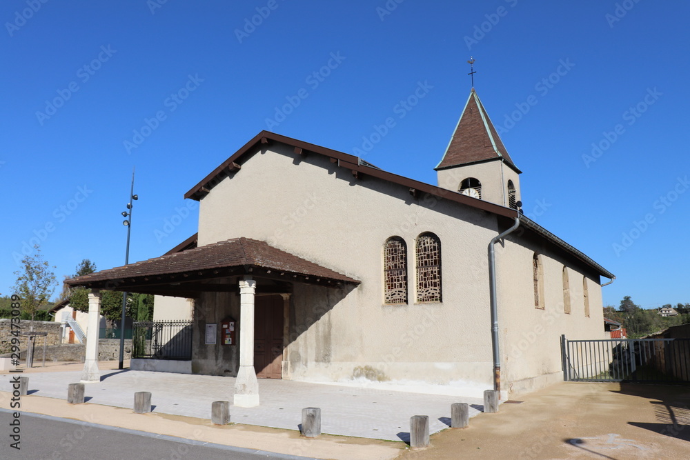 Obraz premium Eglise catholique Saint Hippolyte dans le village de Chuzelles - Département de l'Isère - France 