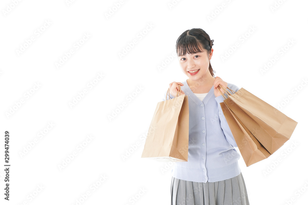 ショッピングを楽しむ若い女性