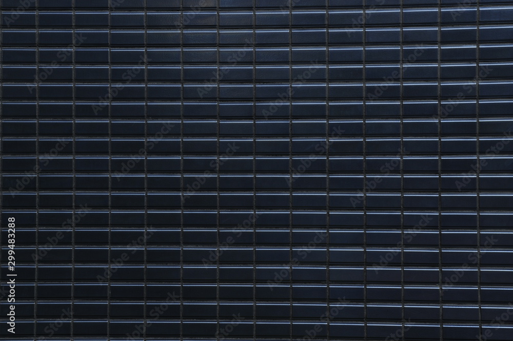 紺色のタイル壁